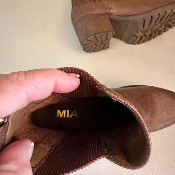 Mia Brown Chelsea Boots - Picture 6 of 6